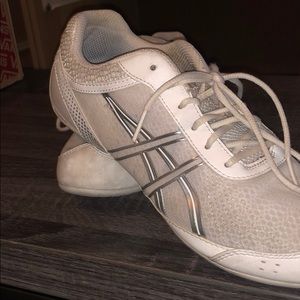 Cheerleading shoes
